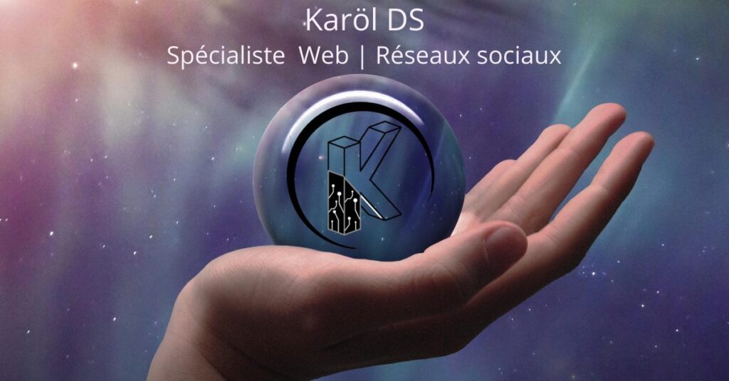 Main ouverte paume vers le haut avec logo de Karöl DS et inscription: spécialiste Web et réseaux sociaux